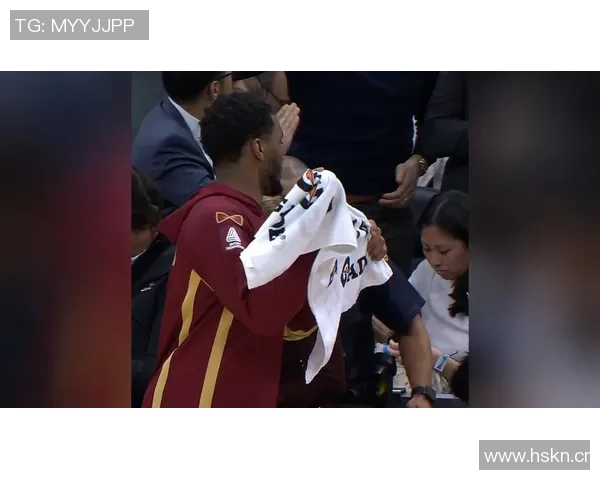 当众秀恩爱米切尔往未婚妻脸上丢毛巾后者气鼓鼓可爱噘嘴